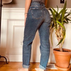 BDG MOM JEANS SIZE 28